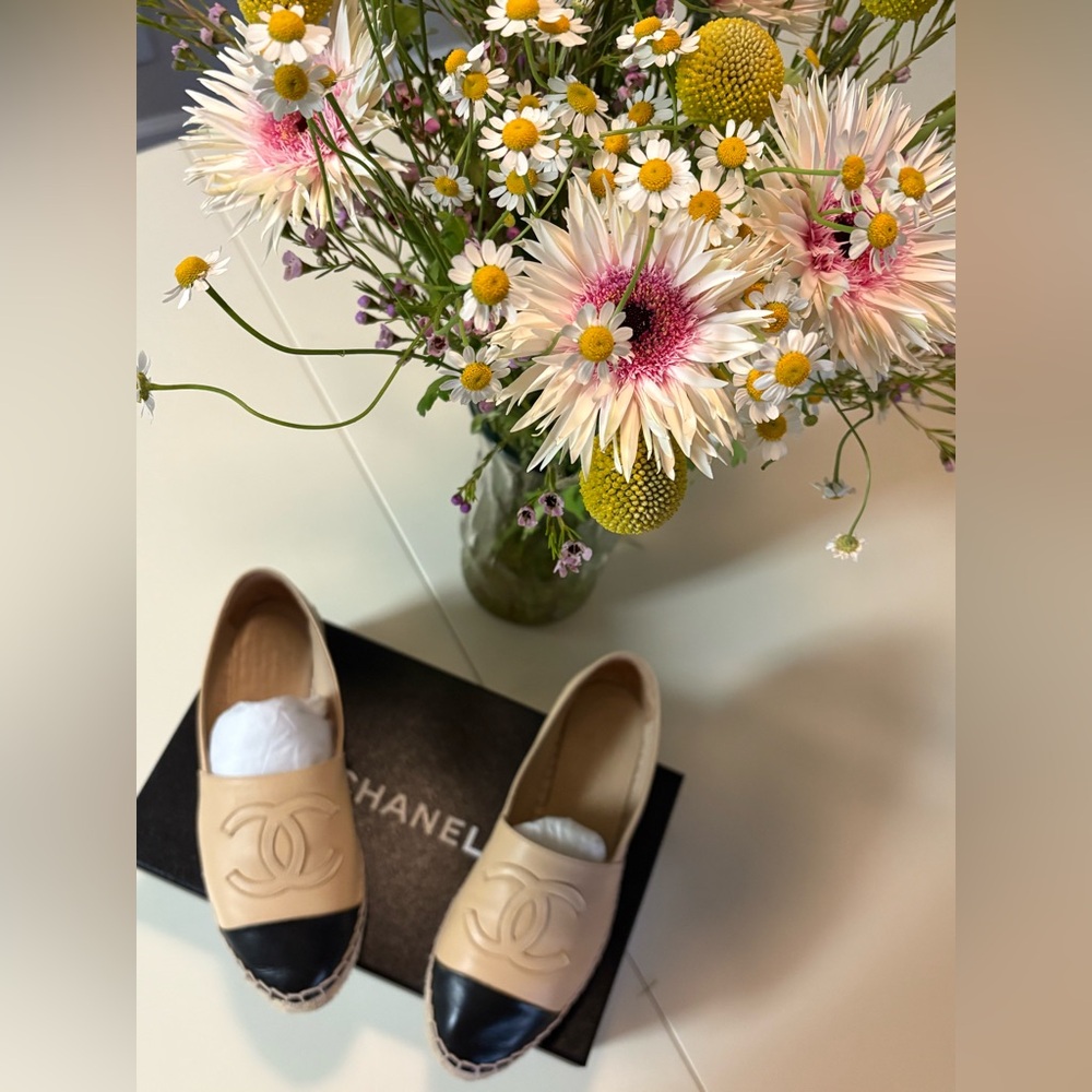 AUTHENTIC CHANEL ESPADRILLES 
IVORY/ BLACK SIZE 6